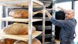 azmantel - Reportage - Zeit für Brot - der andere Bäcker - 21.02.2018,Besuch in einer Frankfurt Backstube. Chef Björn Schwind holt die nächste Ladung Buernbrote aus dem Ofen,- Foto: René Vigneron, 