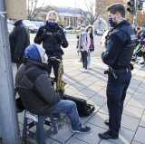 wiloka - Zivile Kontrolle der Stadtpolizei in den Bussen und Hauptbahnhofvorplatz - 08.12.2020, Silke K. und Chris H. von der Stadtpolizei kontrollieren die Einhaltung der Maskenpflicht auf dem Hauptbahnhof-Vorplatz und den Stadtbussen- Foto: René Vigneron / VRM Bild, 