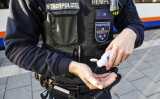 wiloka - Zivile Kontrolle der Stadtpolizei in den Bussen und Hauptbahnhofvorplatz - 08.12.2020, Silke K. und Chris H. von der Stadtpolizei kontrollieren die Einhaltung der Maskenpflicht auf dem Hauptbahnhof-Vorplatz und den Stadtbussen- Foto: René Vigneron / VRM Bild, 