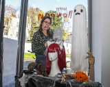 wiloka - Halloween - Pro und Contra - 19.10.22, 
Nathalie Quillmann mit dem passendem Equipment in ihrem Laden My Customes

- Foto: René Vigneron


