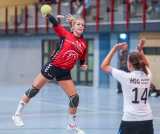 Handball - BOL FRAUEN - TV Idstein - HSG Hochheim/Wicker - 19.11.22,
Caroline Nessel (TVI) kommt geflogen,

- Foto: Paul Kufahl/rscp-photo
