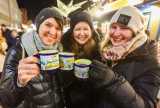 wiloka - Glühwein macht lustig - Sternschnuppenmarkt - 13.12.22, Glühwein wärmt und so haben die Damen Spaß bei der Kälte- Foto: René Vigneron
