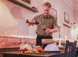 wiloka - Dippegucken: Old Vineyard - 08.03.23,  
Björn Falch mit einem Rotwein und einer Spezialität des Hauses Käsefondue

- Foto: René Vigneron


