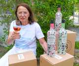 wiloka - Nachhaltige Weinflaschen - 12.06.23,  
Silvia Miebach mit den Papierweinflaschen

- Foto: René Vigneron


