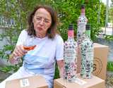 wiloka - Nachhaltige Weinflaschen - 12.06.23,  
Silvia Miebach mit den Papierweinflaschen

- Foto: René Vigneron


