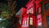 wiloka - Wiesbadener Kulturinstitutionen machen mobil - 13.10.23, Freie Kulturhäuser werden am Freitag rot angestrahlt, um auf den drohenden Sparkurs aufmerksam zu machen.Nassauischer Kunstverein Wiesbaden- Foto: René Vigneron